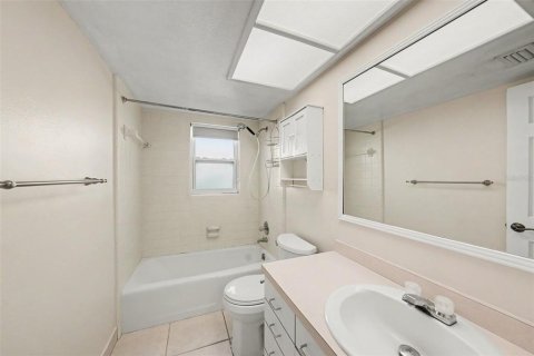 House in Largo, Florida 3 bedrooms, 132.29 sq.m. № 2419194 - photo 18