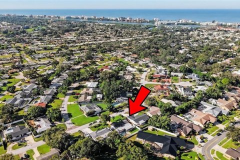 House in Largo, Florida 3 bedrooms, 132.29 sq.m. № 2419194 - photo 2