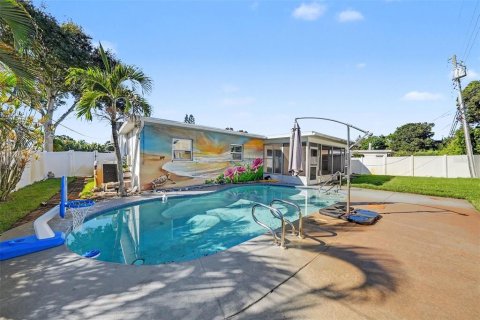 House in Largo, Florida 3 bedrooms, 132.29 sq.m. № 2419194 - photo 21