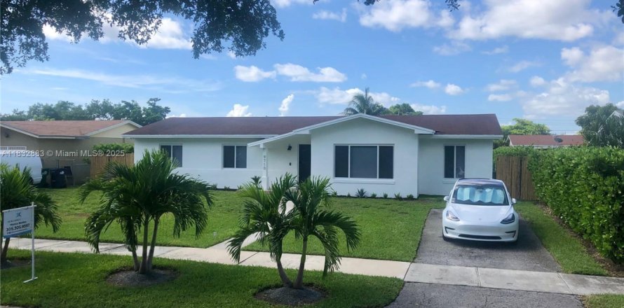 Casa en Cutler Bay, Florida 3 dormitorios, 149.94 m2 № 1811450