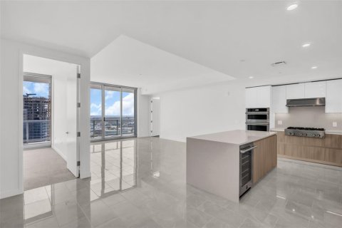 Condo in Saint Petersburg, Florida, 3 bedrooms  № 2156103 - photo 2