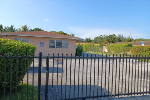 Propiedad comercial en venta en North Miami, Florida, 264.68 m2 № 1207372 - foto 1