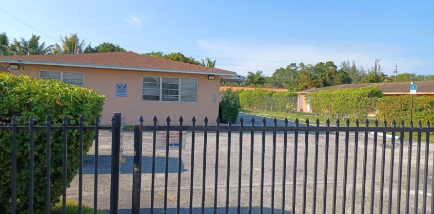 Propiedad comercial en North Miami, Florida 264.68 m2 № 1207372