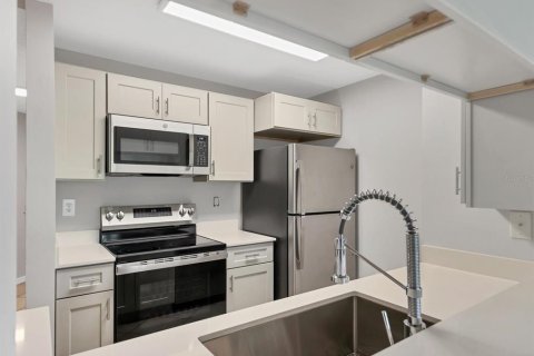 Condo in Sarasota, Florida, 2 bedrooms  № 1757714 - photo 16