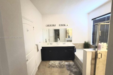 House in Homestead, Florida 4 bedrooms, 221.11 sq.m. № 2256746 - photo 17