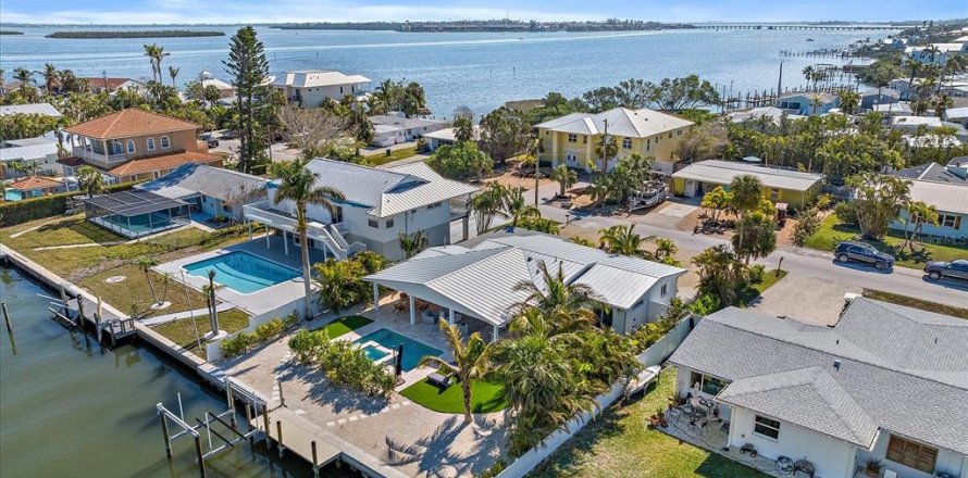 House in Holmes Beach, Florida 3 bedrooms, 165.27 sq.m. № 1562351