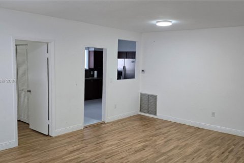 Apartment in Coral Gables, Florida 4 bedrooms, 170.1 sq.m. № 1929738 - photo 25