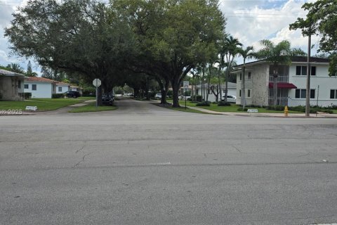 Apartment in Coral Gables, Florida 4 bedrooms, 170.1 sq.m. № 1929738 - photo 12