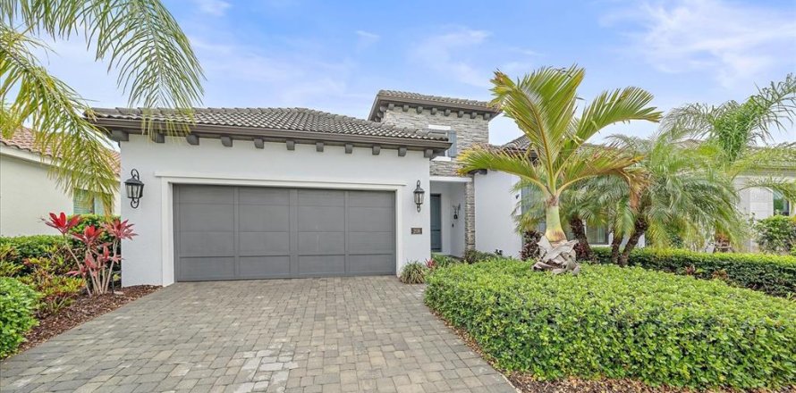 House in Nokomis, Florida 3 bedrooms, 244.8 sq.m. № 2215749
