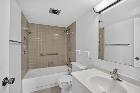 Купить кондоминиум в Коконат Крик, Флорида 3 комнаты, 79.99м2, № 2180426 - фото 9