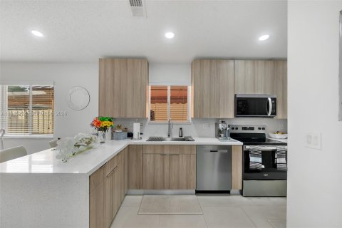 House in Hialeah, Florida 3 bedrooms, 134.15 sq.m. № 2002236 - photo 14