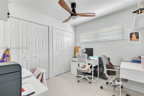 House in Hialeah, Florida 3 bedrooms, 134.15 sq.m. № 2002236 - photo 24