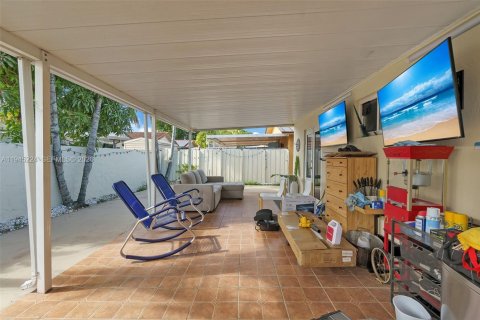 House in Hialeah, Florida 3 bedrooms, 134.15 sq.m. № 2002236 - photo 28