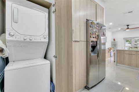 House in Hialeah, Florida 3 bedrooms, 134.15 sq.m. № 2002236 - photo 10