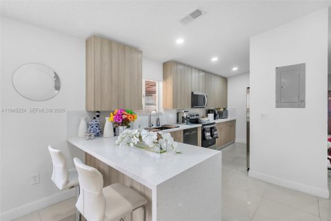 House in Hialeah, Florida 3 bedrooms, 134.15 sq.m. № 2002236 - photo 16