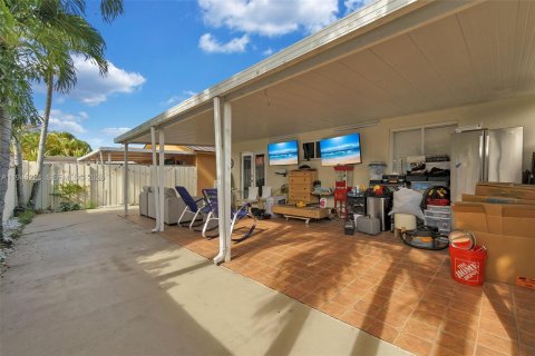 House in Hialeah, Florida 3 bedrooms, 134.15 sq.m. № 2002236 - photo 29