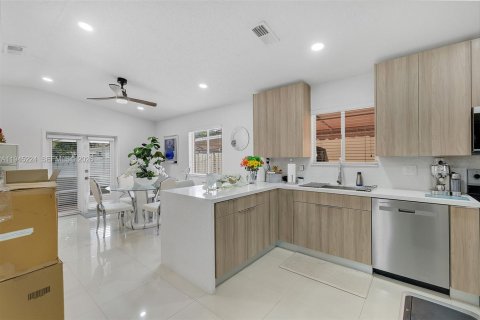 House in Hialeah, Florida 3 bedrooms, 134.15 sq.m. № 2002236 - photo 9