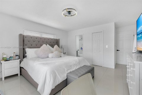 House in Hialeah, Florida 3 bedrooms, 134.15 sq.m. № 2002236 - photo 20