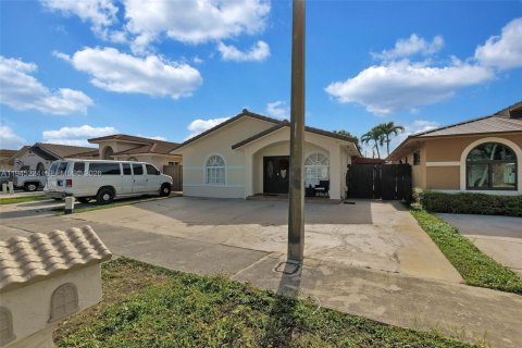 House in Hialeah, Florida 3 bedrooms, 134.15 sq.m. № 2002236 - photo 3