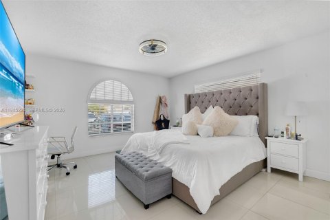 House in Hialeah, Florida 3 bedrooms, 134.15 sq.m. № 2002236 - photo 19