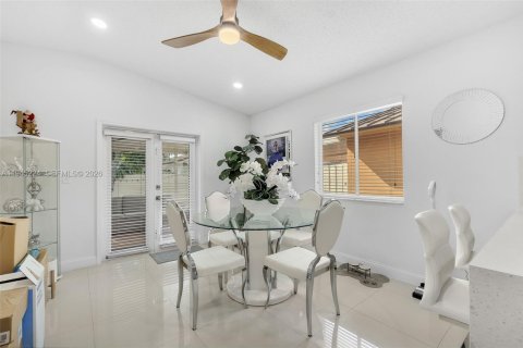 House in Hialeah, Florida 3 bedrooms, 134.15 sq.m. № 2002236 - photo 17