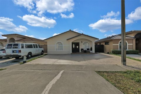 House in Hialeah, Florida 3 bedrooms, 134.15 sq.m. № 2002236