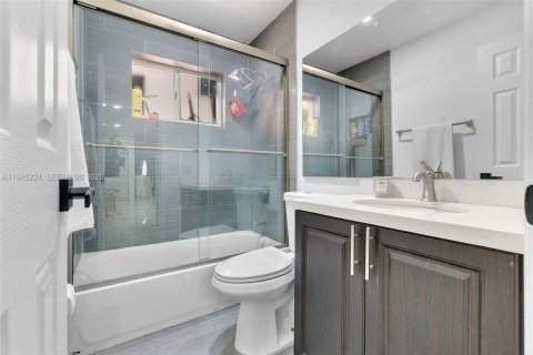 House in Hialeah, Florida 3 bedrooms, 134.15 sq.m. № 2002236 - photo 25