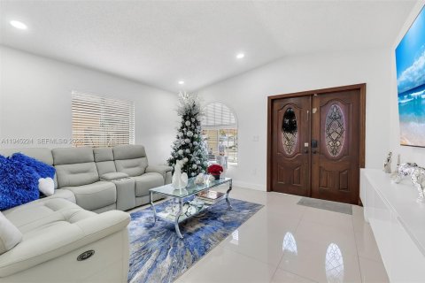 House in Hialeah, Florida 3 bedrooms, 134.15 sq.m. № 2002236 - photo 5