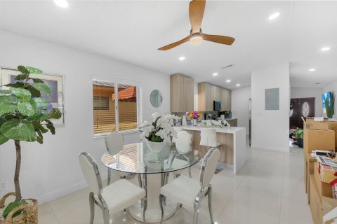 House in Hialeah, Florida 3 bedrooms, 134.15 sq.m. № 2002236 - photo 18