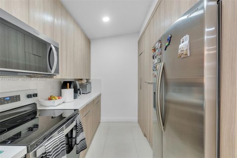 House in Hialeah, Florida 3 bedrooms, 134.15 sq.m. № 2002236 - photo 11