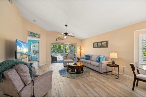 House in Punta Gorda, Florida 2 bedrooms, 107.95 sq.m. № 2111021 - photo 10