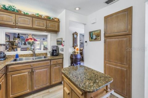 Townhouse in Saint Petersburg, Florida 2 bedrooms, 137.96 sq.m. № 1551122 - photo 15