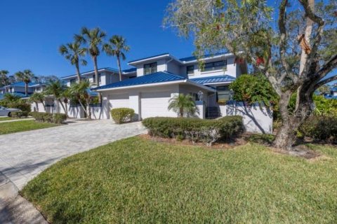 Townhouse in Saint Petersburg, Florida 2 bedrooms, 137.96 sq.m. № 1551122 - photo 3