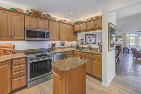 Townhouse in Saint Petersburg, Florida 2 bedrooms, 137.96 sq.m. № 1551122 - photo 16