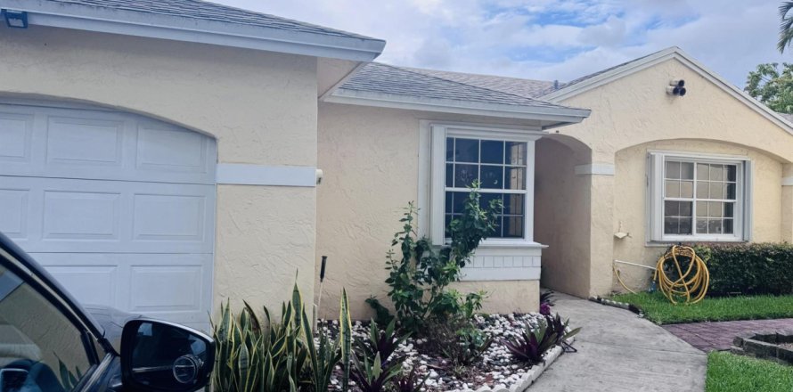 Casa en Pembroke Pines, Florida 3 dormitorios, 155.61 m2 № 2246170