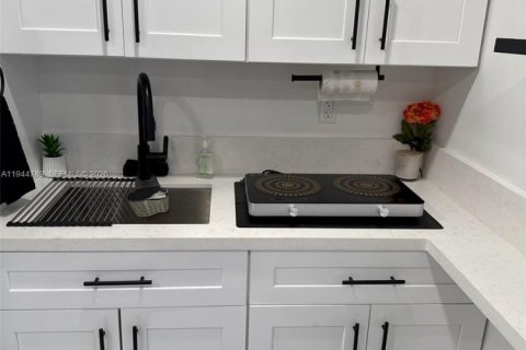 Apartment in Miami, Florida 1 bedroom, 203.64 sq.m. № 2001389 - photo 3