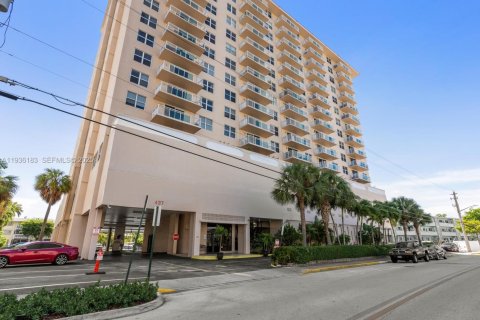 Copropriété à vendre à Hallandale Beach, Floride: 1 chambre, 81.48 m2 № 1994245 - photo 2