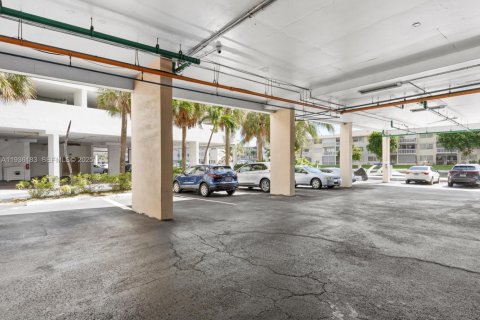 Copropriété à vendre à Hallandale Beach, Floride: 1 chambre, 81.48 m2 № 1994245 - photo 17