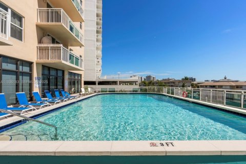 Copropriété à vendre à Hallandale Beach, Floride: 1 chambre, 81.48 m2 № 1994245 - photo 16