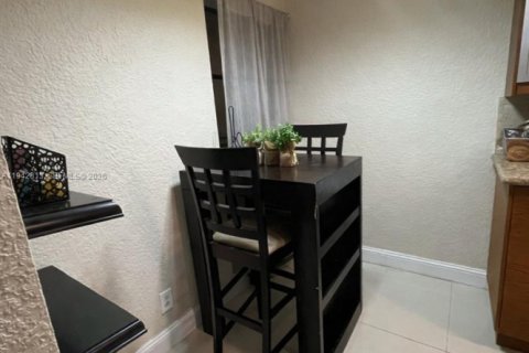 Adosado en venta en Pembroke Pines, Florida, 4 dormitorios, 171.59 m2 № 2031389 - foto 3