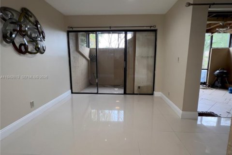 Adosado en venta en Pembroke Pines, Florida, 4 dormitorios, 171.59 m2 № 2031389 - foto 5