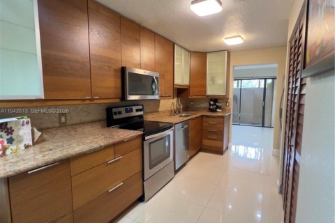 Adosado en venta en Pembroke Pines, Florida, 4 dormitorios, 171.59 m2 № 2031389 - foto 2
