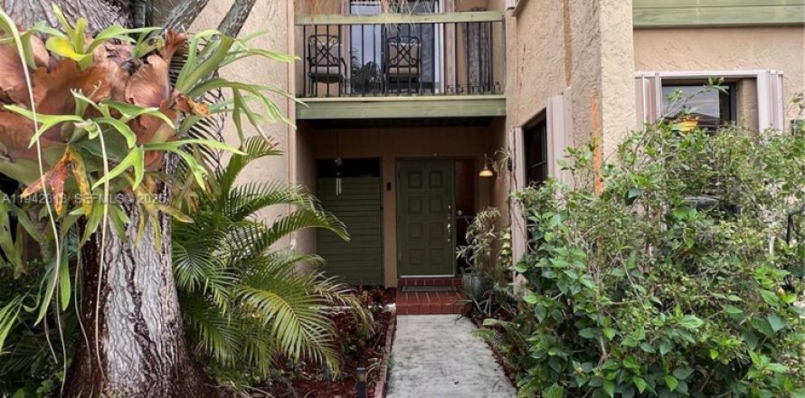 Adosado en Pembroke Pines, Florida 4 dormitorios, 171.59 m2 № 2031389