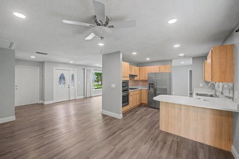 House in Tequesta, Florida 3 bedrooms, 136.38 sq.m. № 2191089 - photo 13