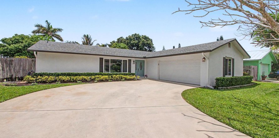 House in Tequesta, Florida 3 bedrooms, 136.38 sq.m. № 2191089
