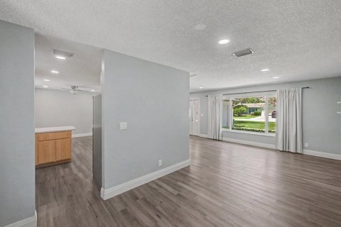 House in Tequesta, Florida 3 bedrooms, 136.38 sq.m. № 2191089 - photo 12