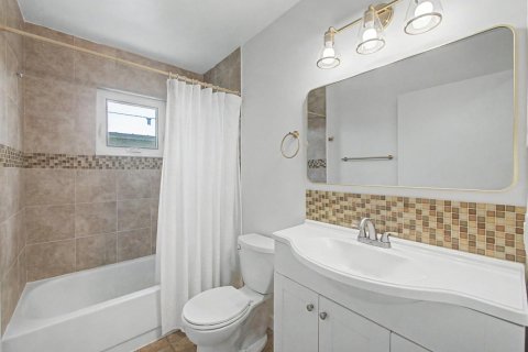 House in Tequesta, Florida 3 bedrooms, 136.38 sq.m. № 2191089 - photo 22