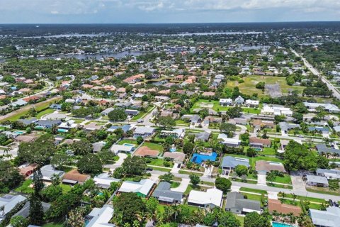 House in Tequesta, Florida 3 bedrooms, 136.38 sq.m. № 2191089 - photo 8
