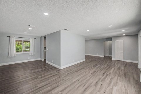 House in Tequesta, Florida 3 bedrooms, 136.38 sq.m. № 2191089 - photo 11