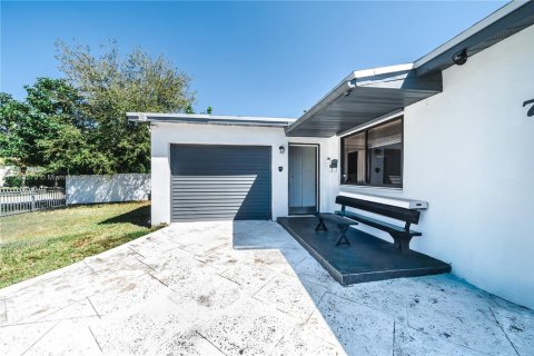 House in Hollywood, Florida 3 bedrooms, 136.57 sq.m. № 1887263 - photo 21